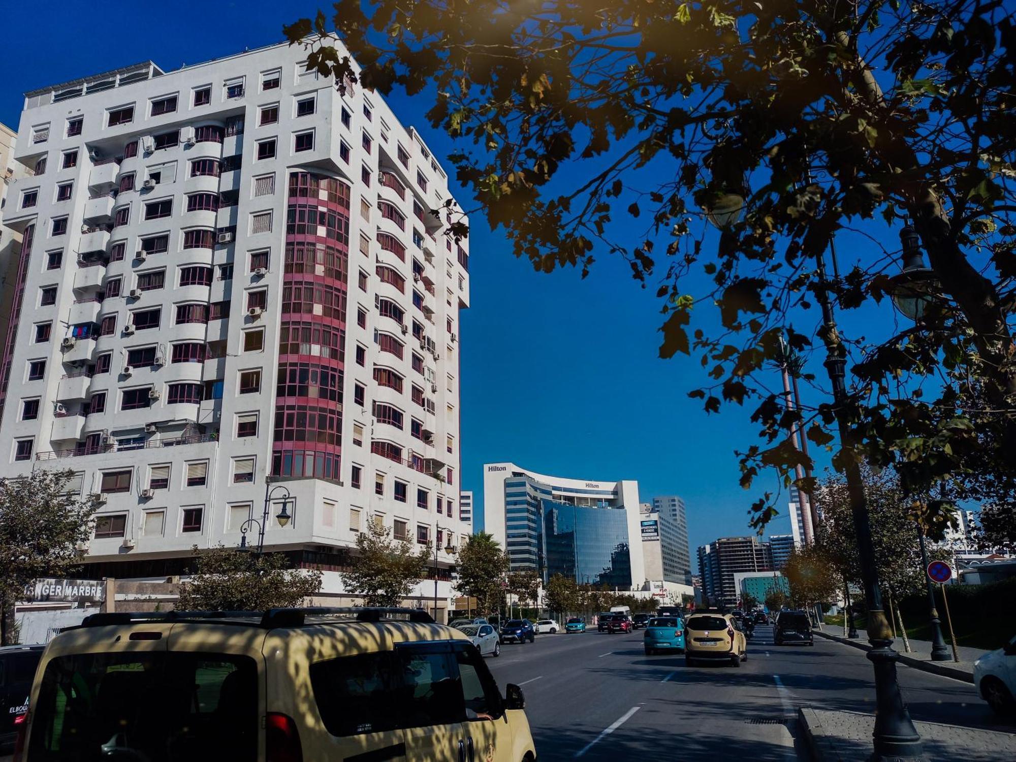Amazing Appartement " Avec Climatisation " Au Centre Ville En Face Hilton & Gare Train De Tgv De Tanger 2N Exteriör bild