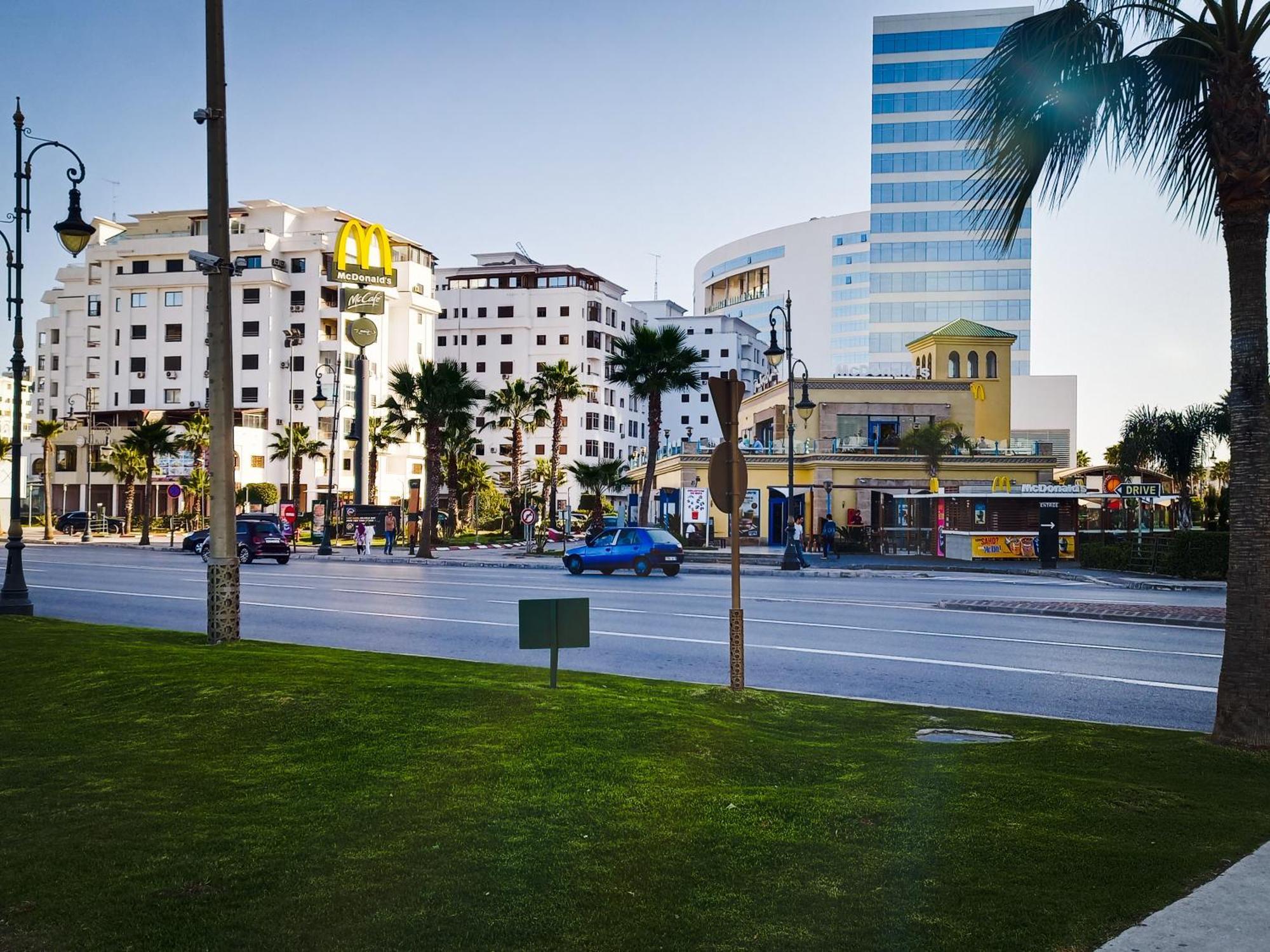 Amazing Appartement " Avec Climatisation " Au Centre Ville En Face Hilton & Gare Train De Tgv De Tanger 2N Exteriör bild