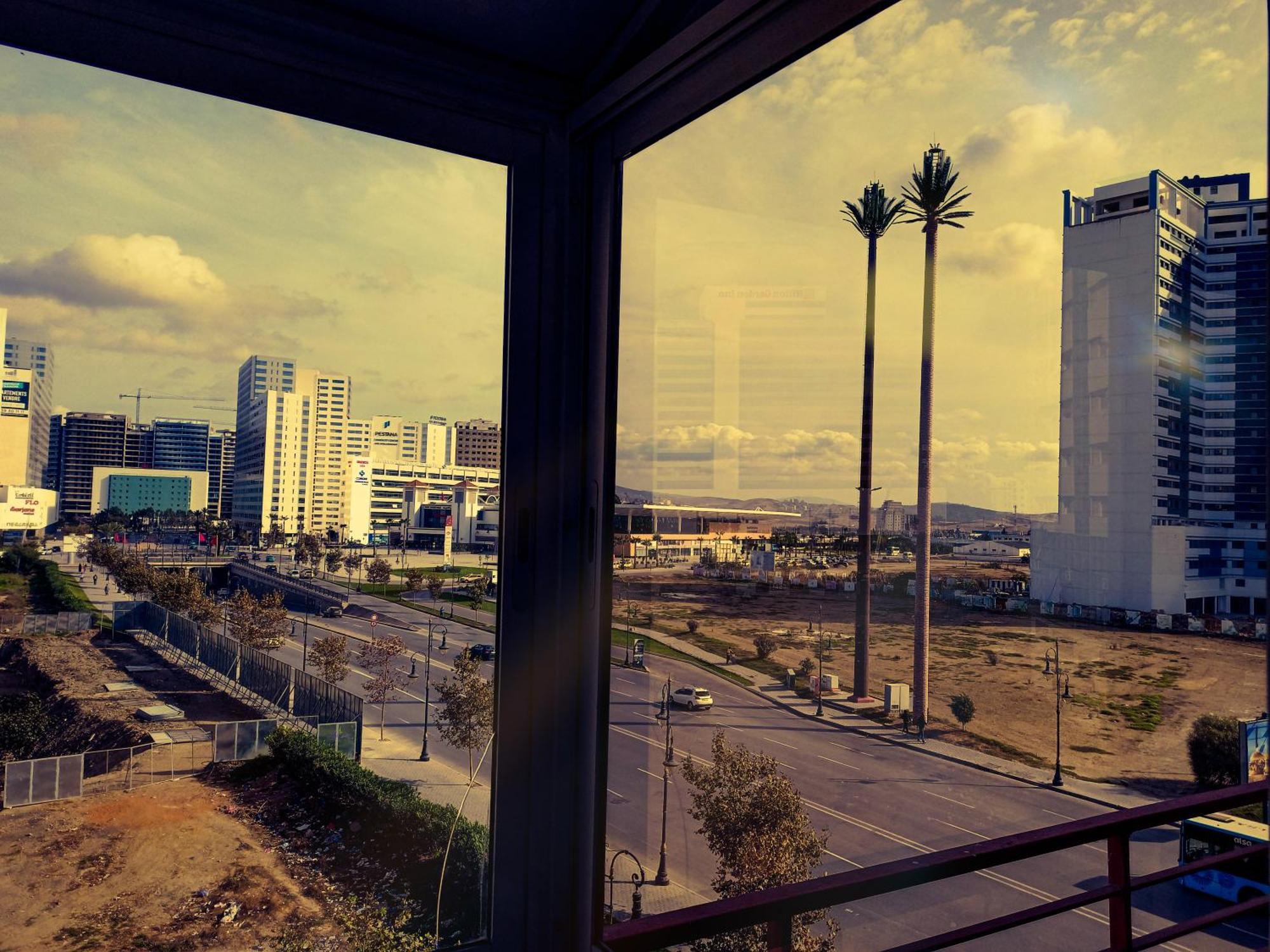 Amazing Appartement " Avec Climatisation " Au Centre Ville En Face Hilton & Gare Train De Tgv De Tanger 2N Exteriör bild